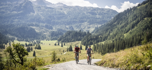 Goldener Herbst in Obertauern – Wochenprogramm mit Wanderungen, Bike-Touren und Survival-Training bis Oktober